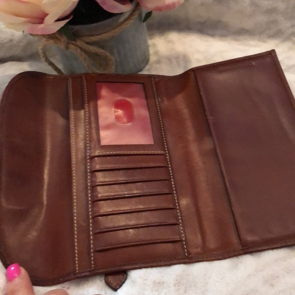 Gorgeous brown Dooney & Bourke signature wallet - Picture 7 of 16